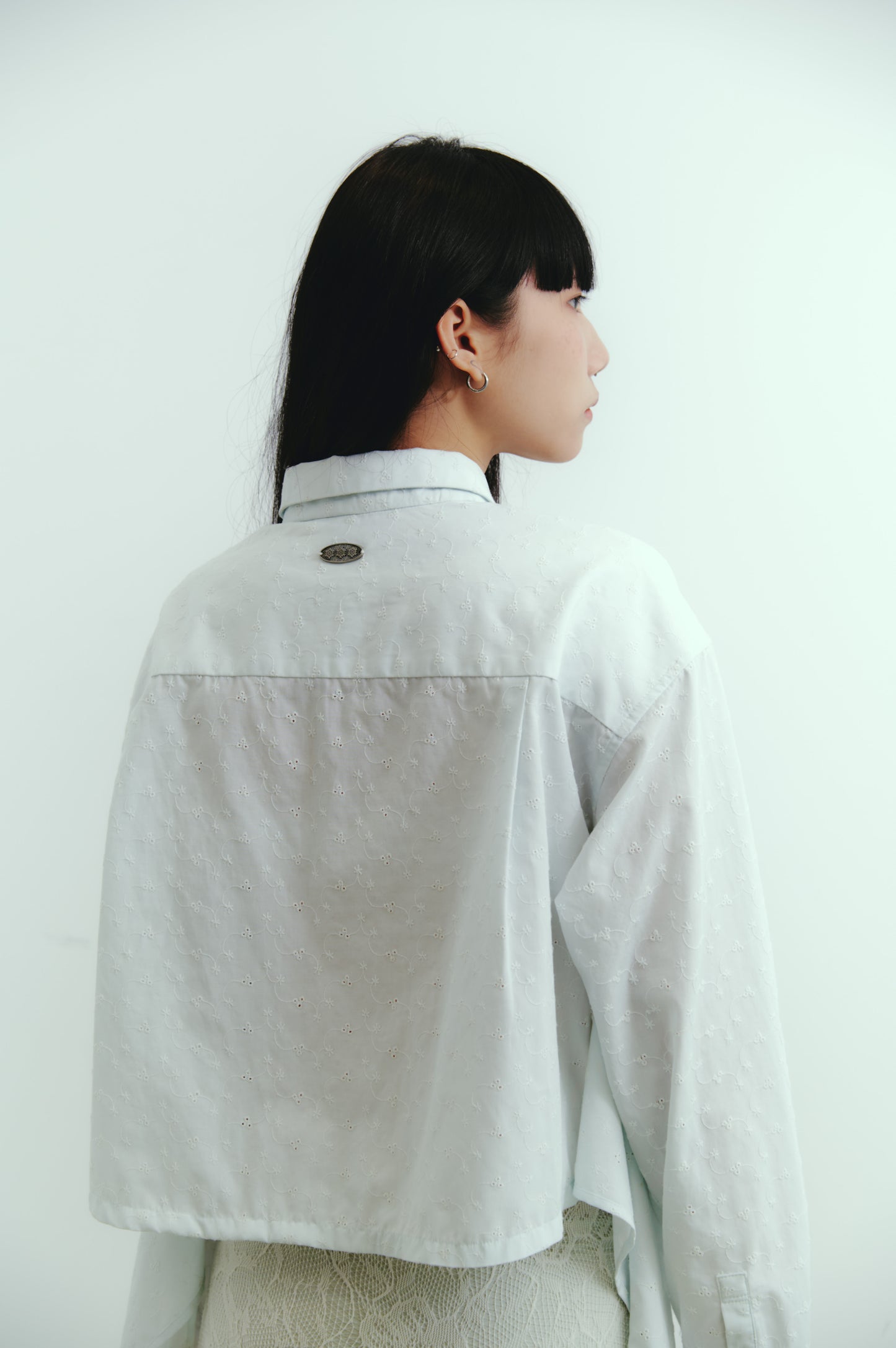 EMBROIDERED CROPPED SHIRT