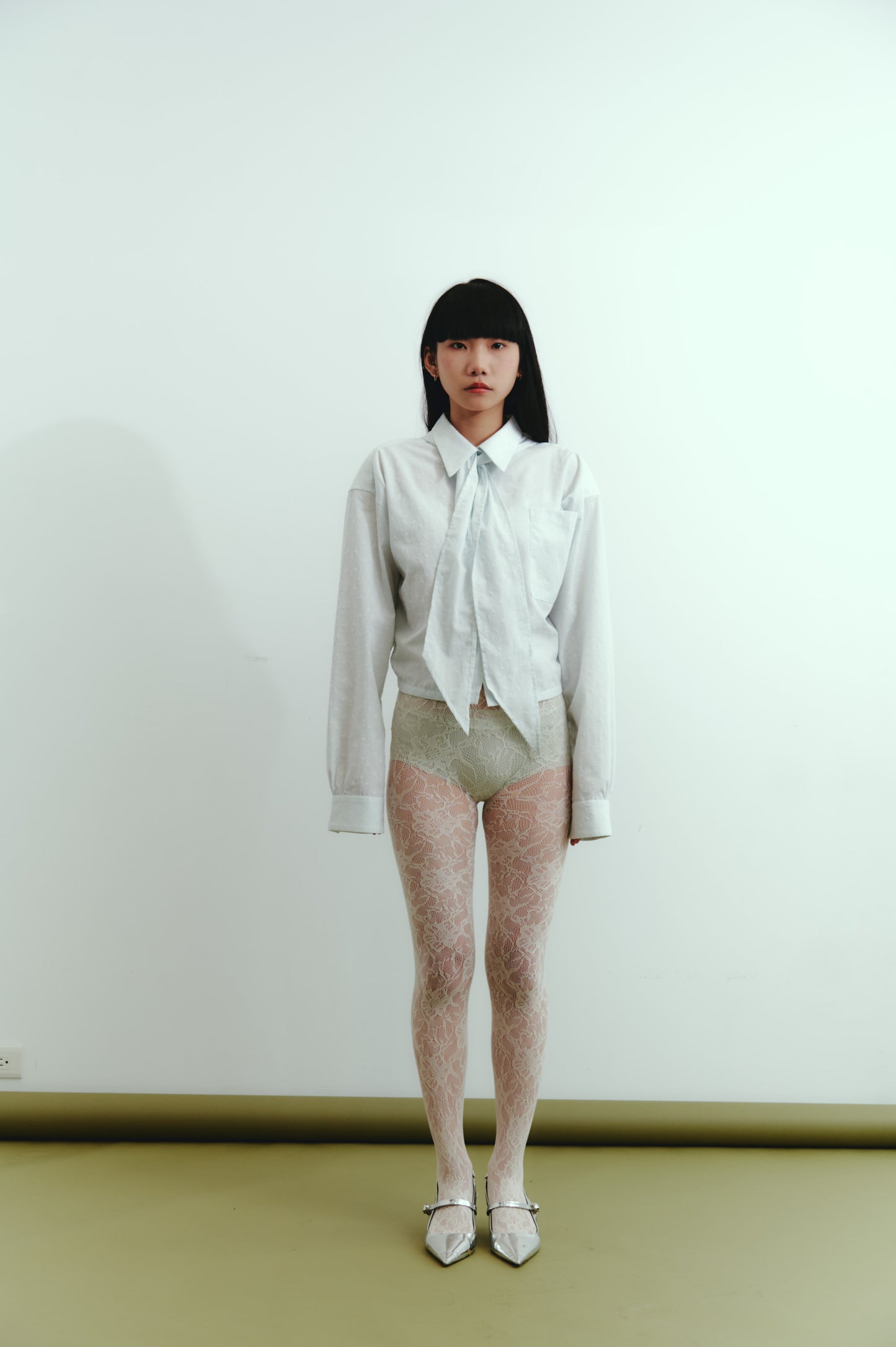 EMBROIDERED CROPPED SHIRT
